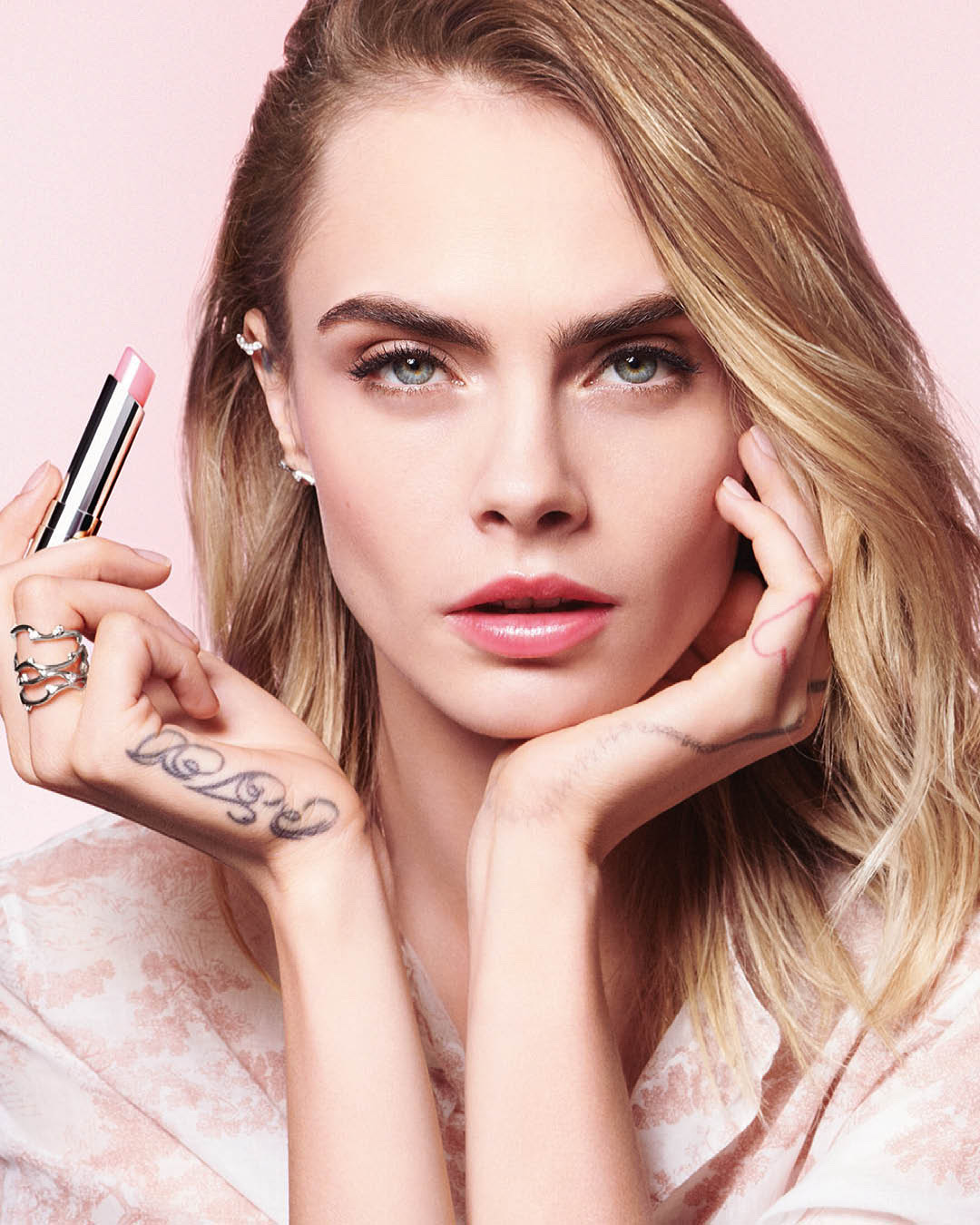 Dior Addict Lip Glow Color Awakening hydrating Lip balm #001 3.5 g. ลิปบาล์มสูตรใหม่! ชุ่มชื้นยิ่งขึ้น ด้วยส่วนผสมจากธรรมชาติถึง 97% 